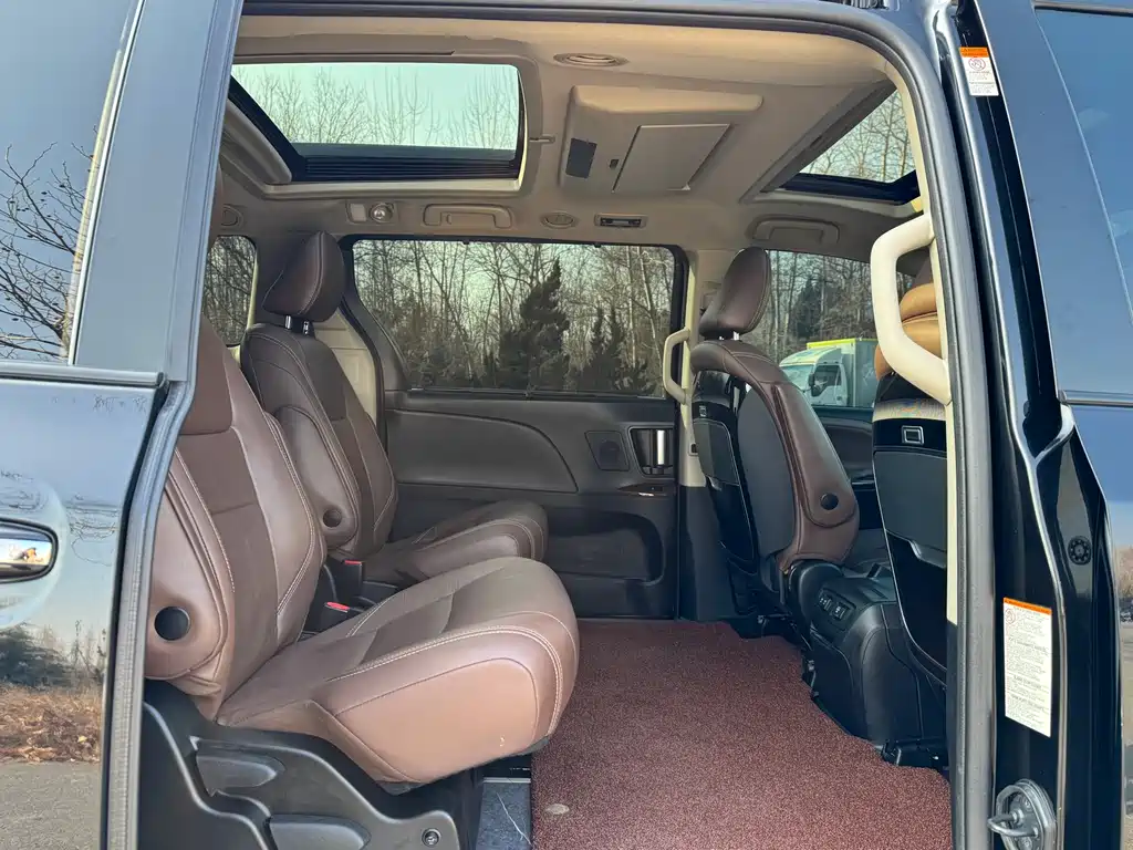 Toyota Sienna 2018 — фото 11