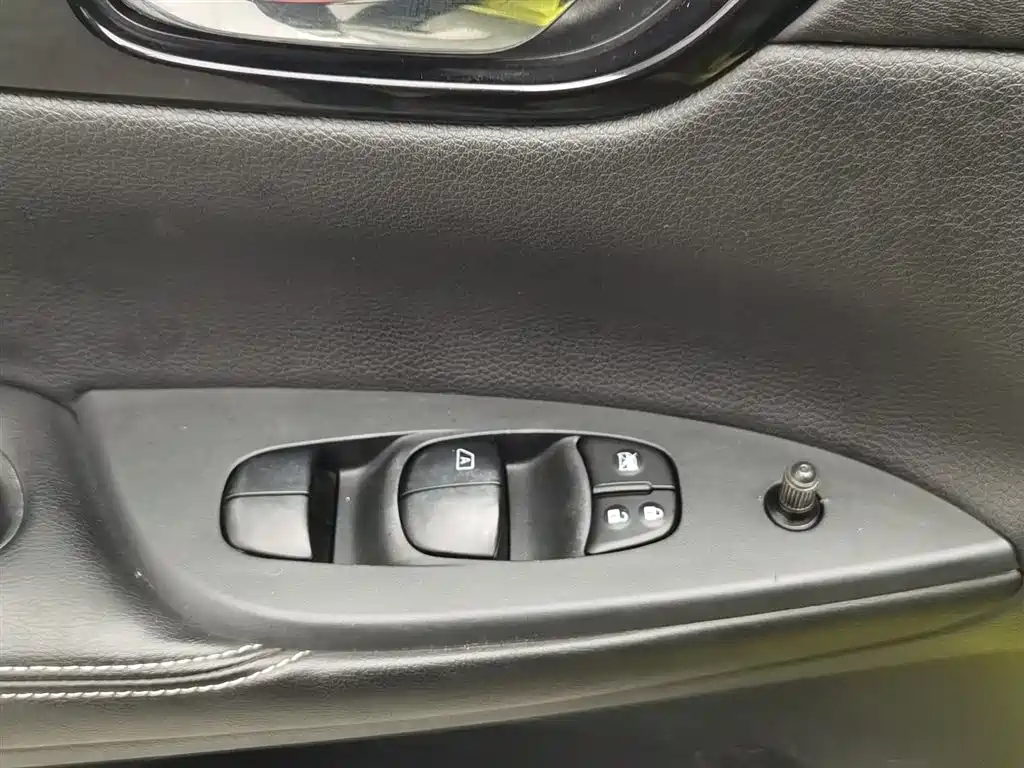 Nissan Tiida 2016 — фото 9