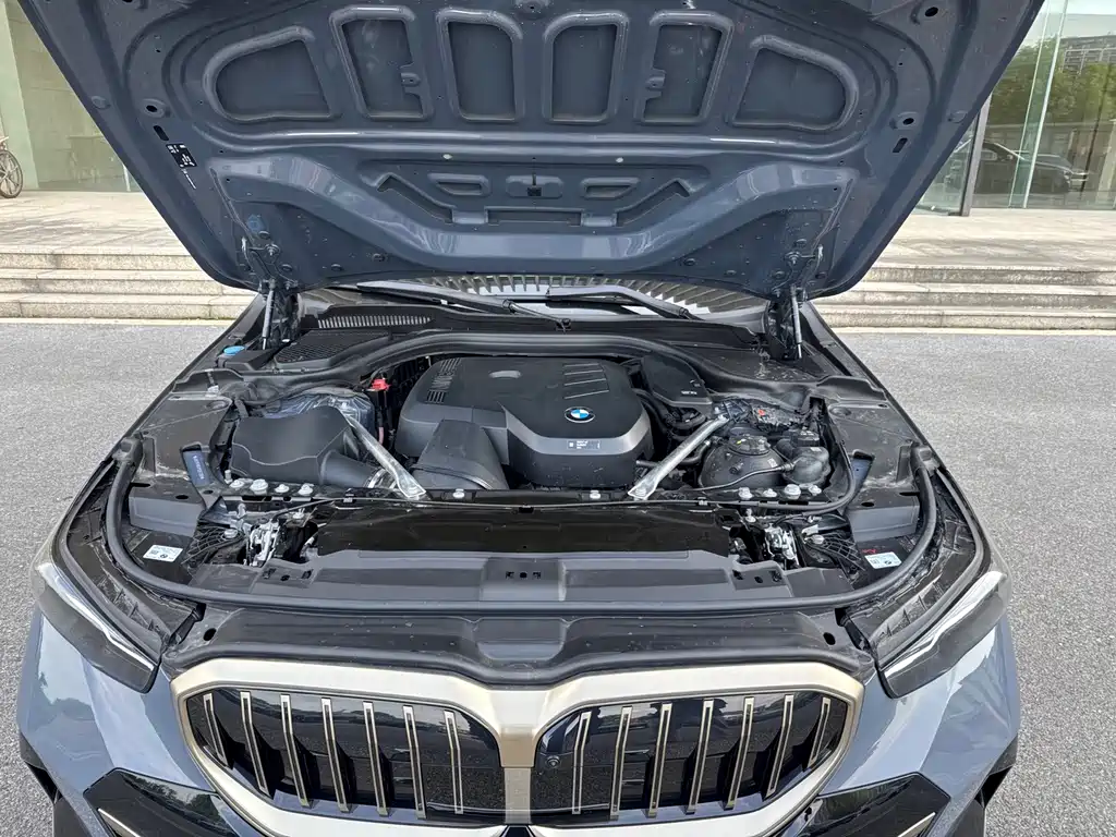 BMW 5 Series 2025 — фото 14