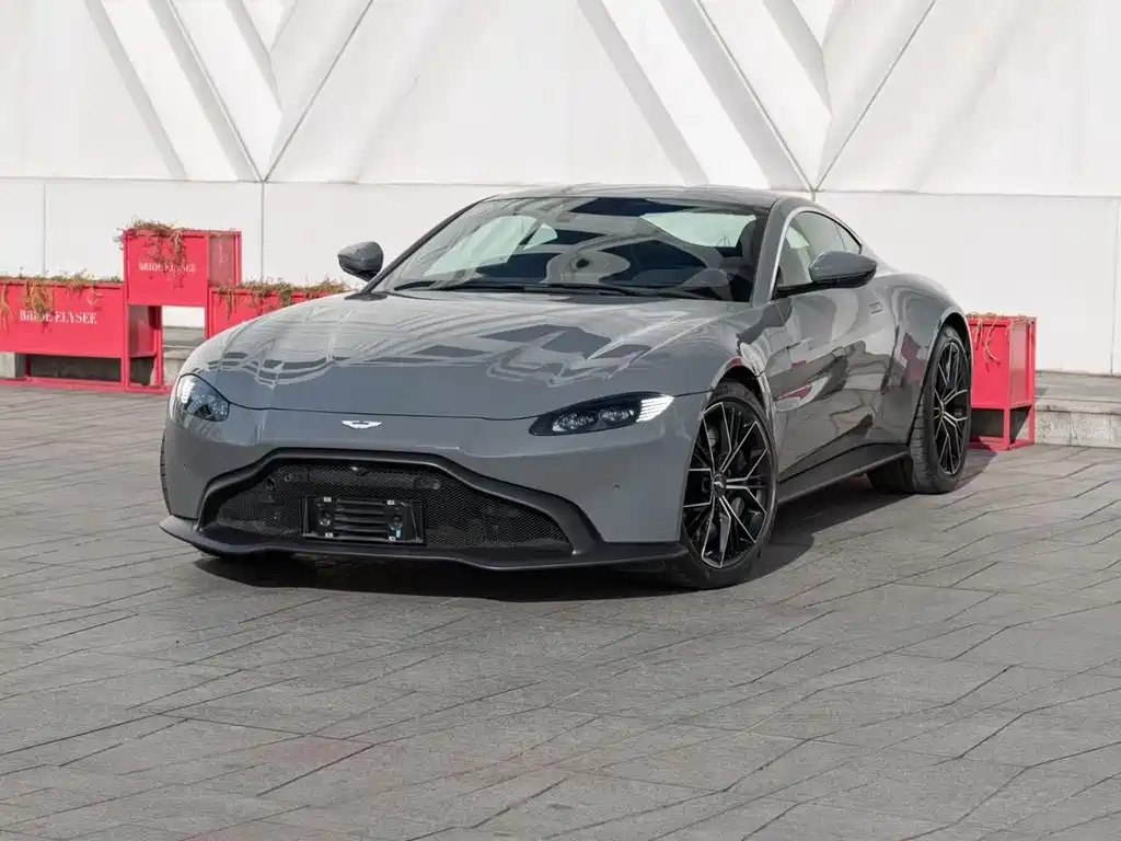 Aston Martin V8 Vantage 2022 — фото 1