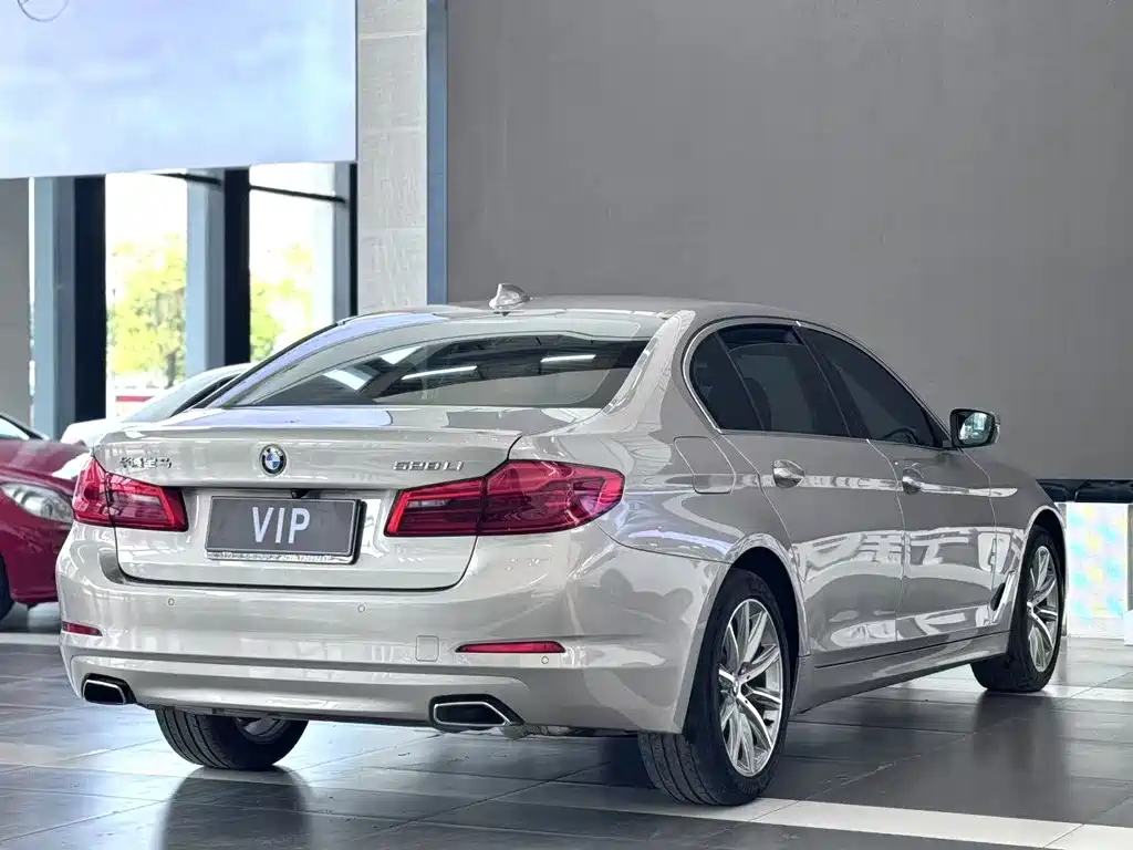 BMW 5 Series 2018 — фото 9