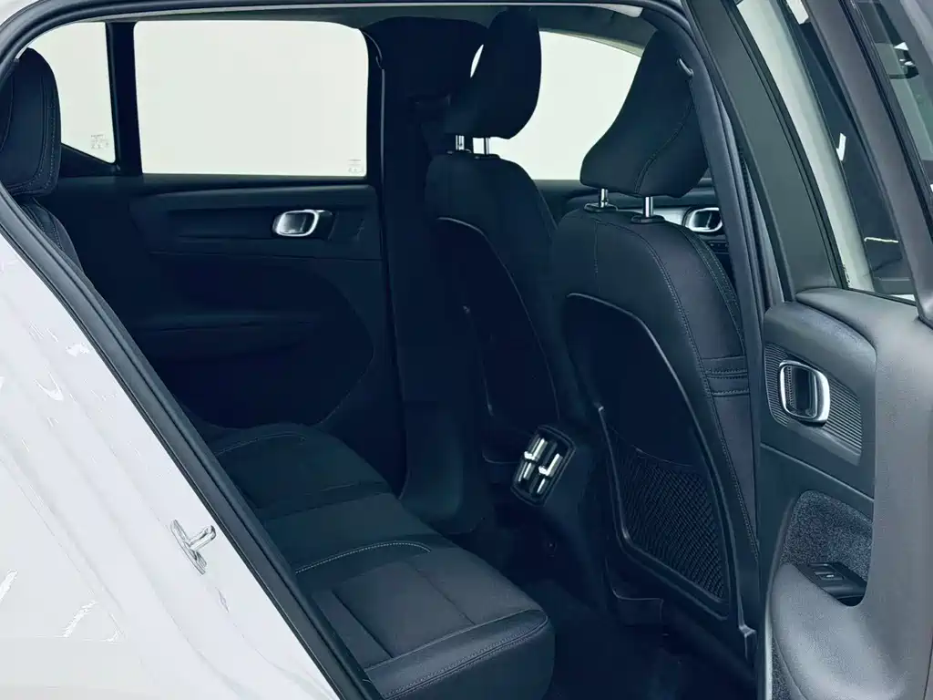 Volvo XC40 2022 — фото 12