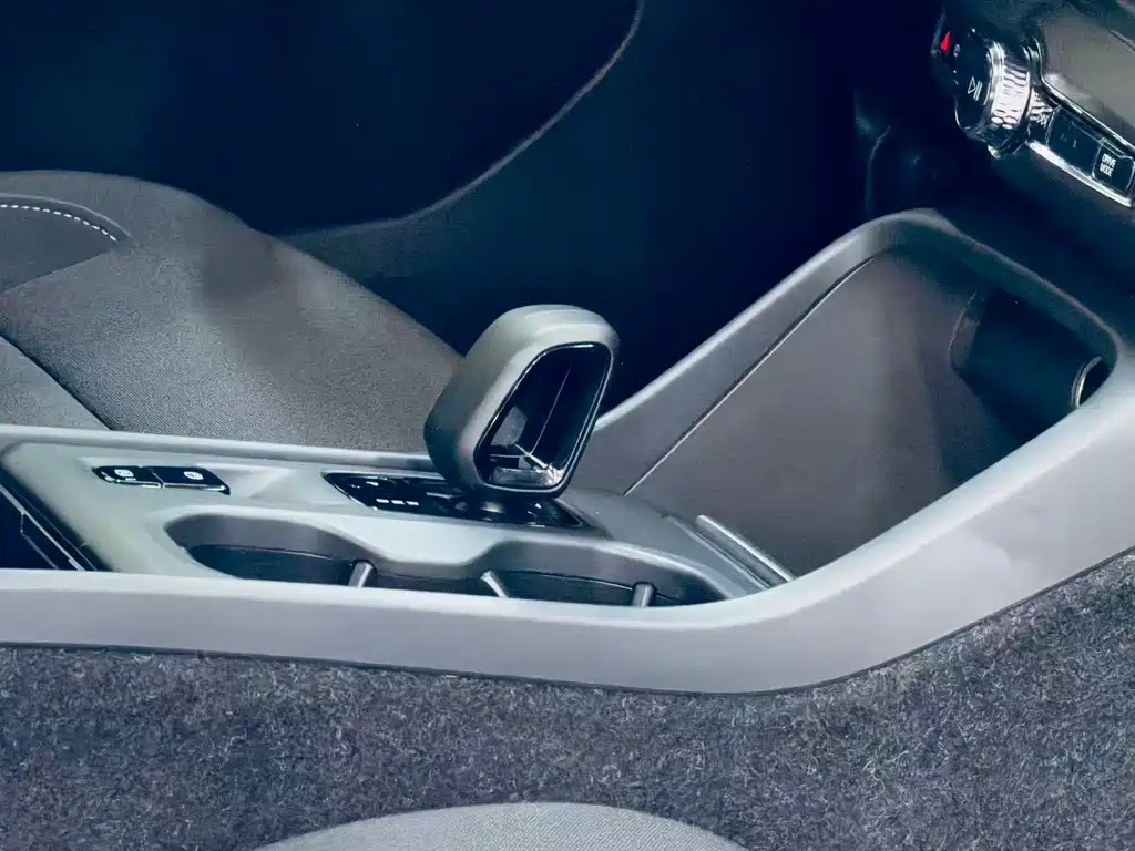 Volvo XC40 2022 — фото 21