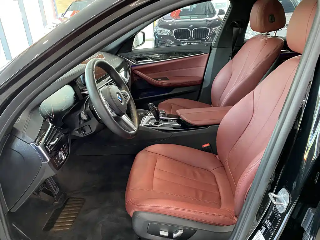 BMW 5 Series 2019 — фото 15