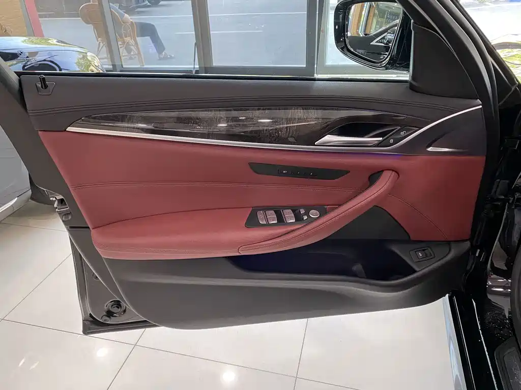 BMW 5 Series 2019 — фото 11