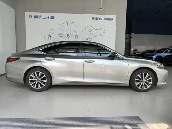 Lexus ES 2020