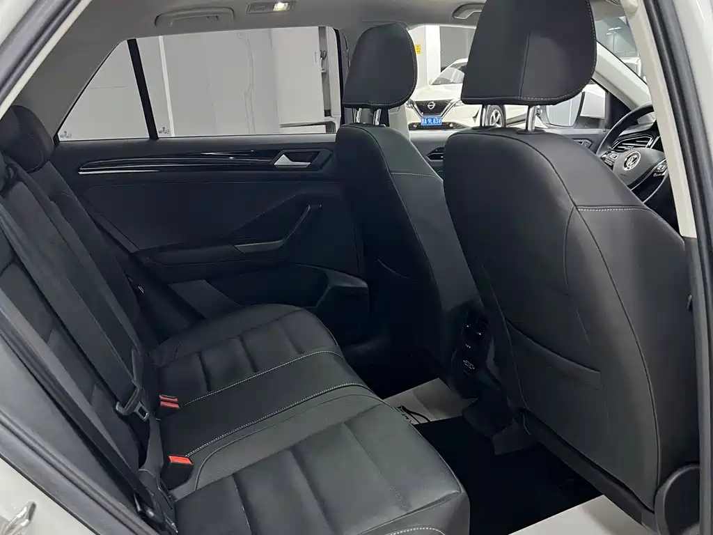 Volkswagen T-Roc 2023 — фото 15