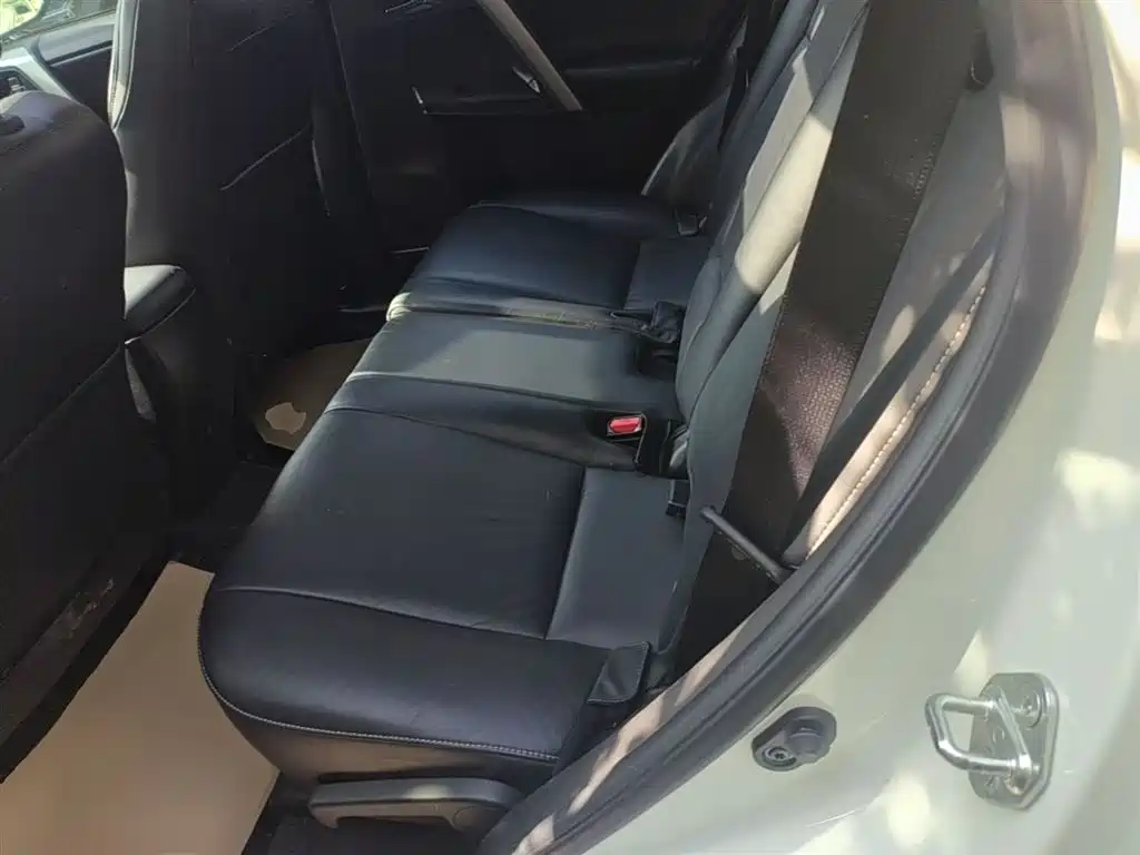 Toyota RAV4 2019 — фото 17