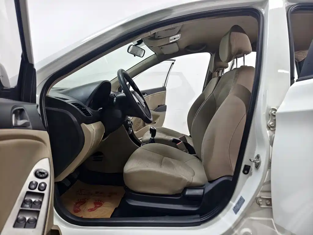Hyundai Accent 2014 — фото 10