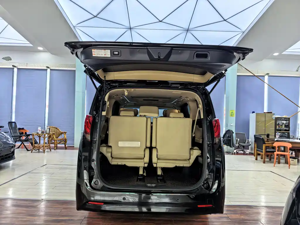 Toyota Alphard 2017 — фото 16