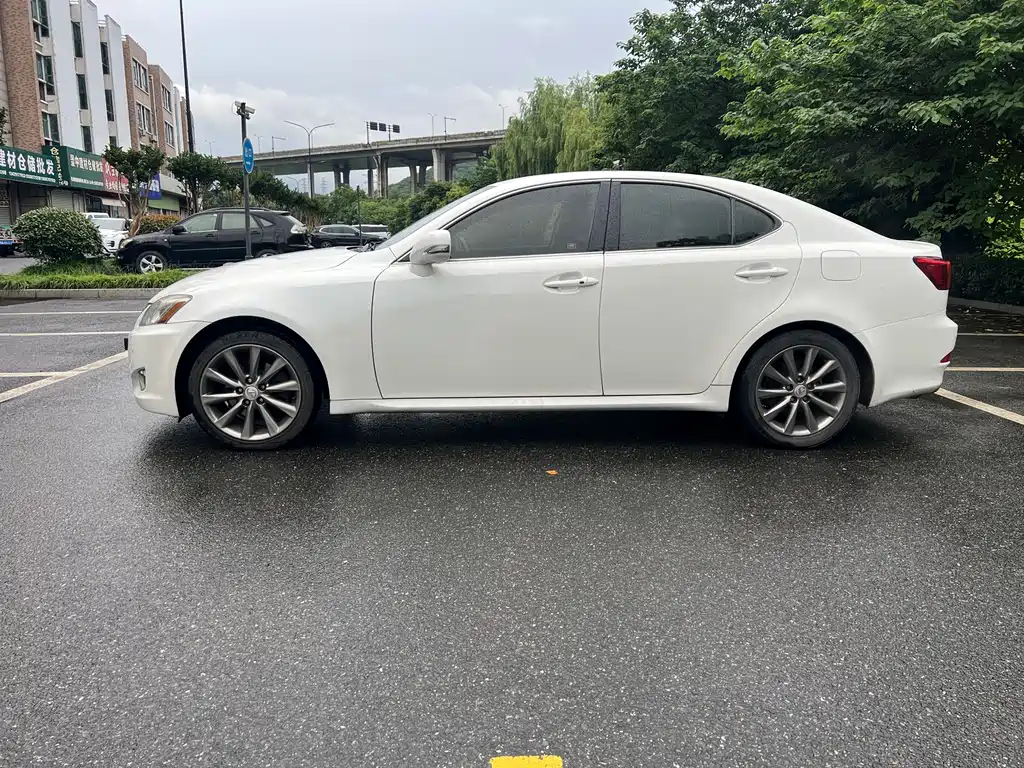 Lexus IS 2010