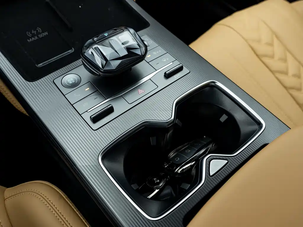 BYD L DM-i 2025 — фото 10