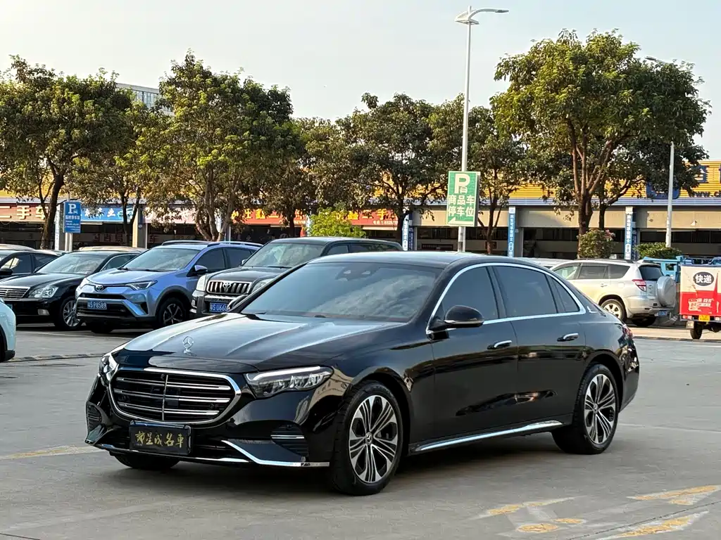 Mercedes-Benz E-Class 2025 — фото 1