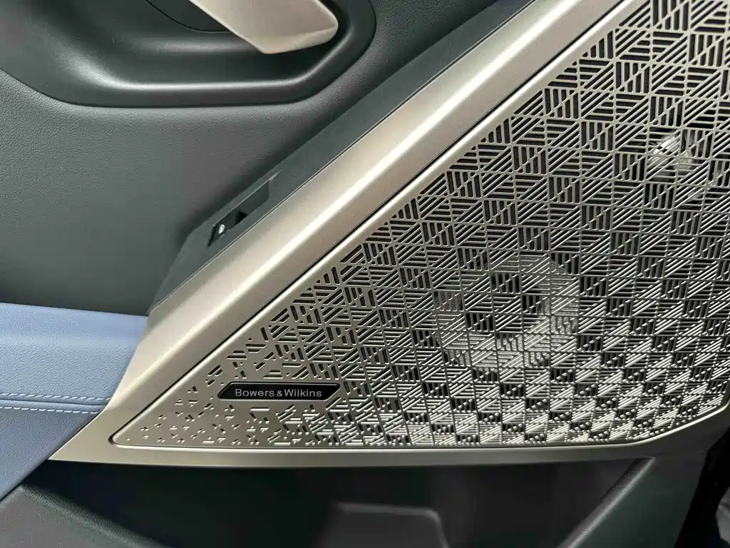 BMW 5 Series 2025 — фото 17