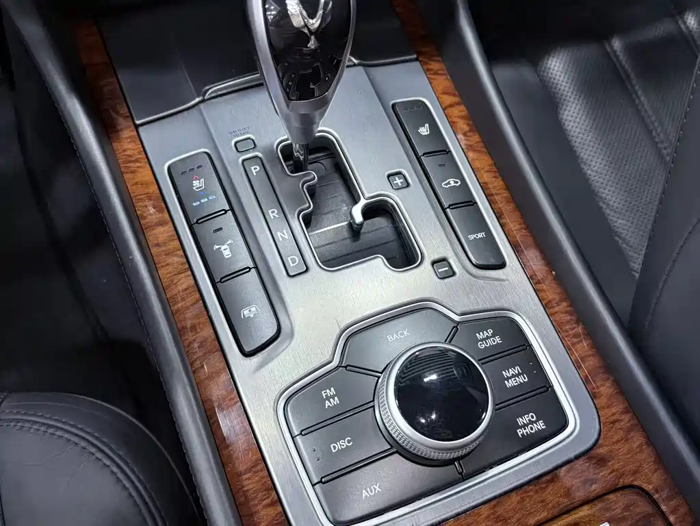 Hyundai Equus 2011 — фото 22