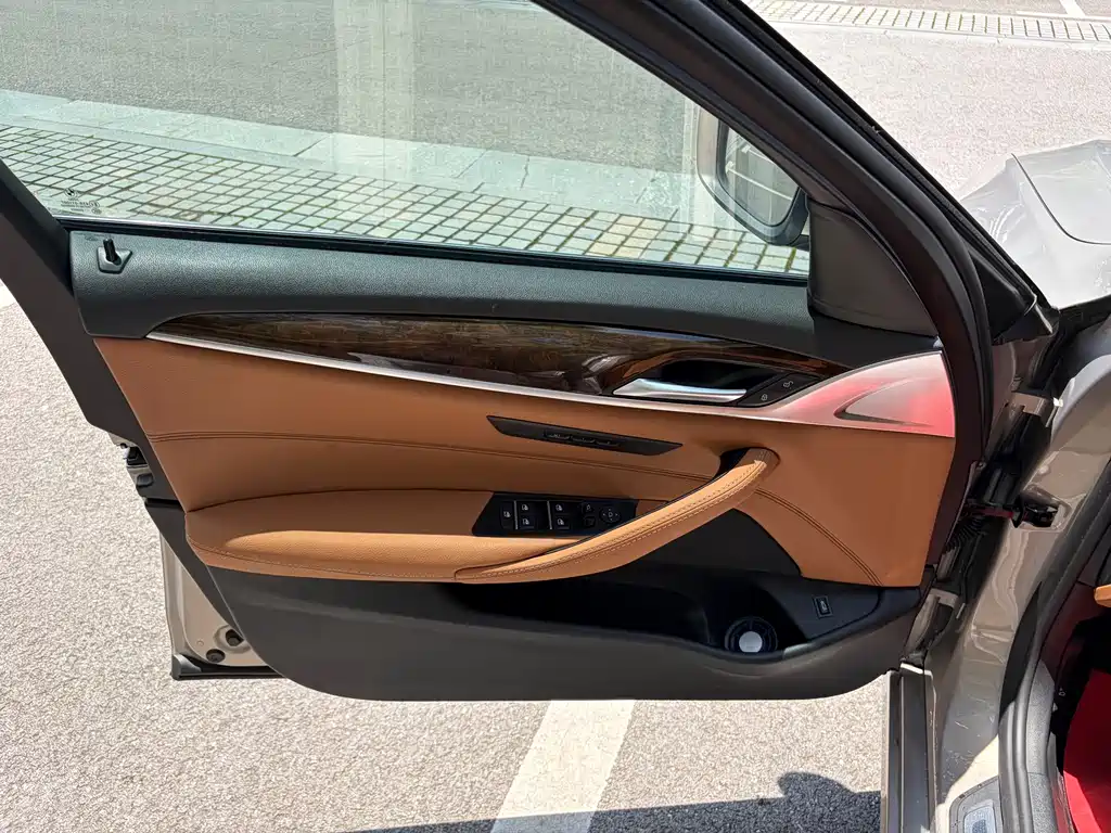BMW 5 Series 2018 — фото 19
