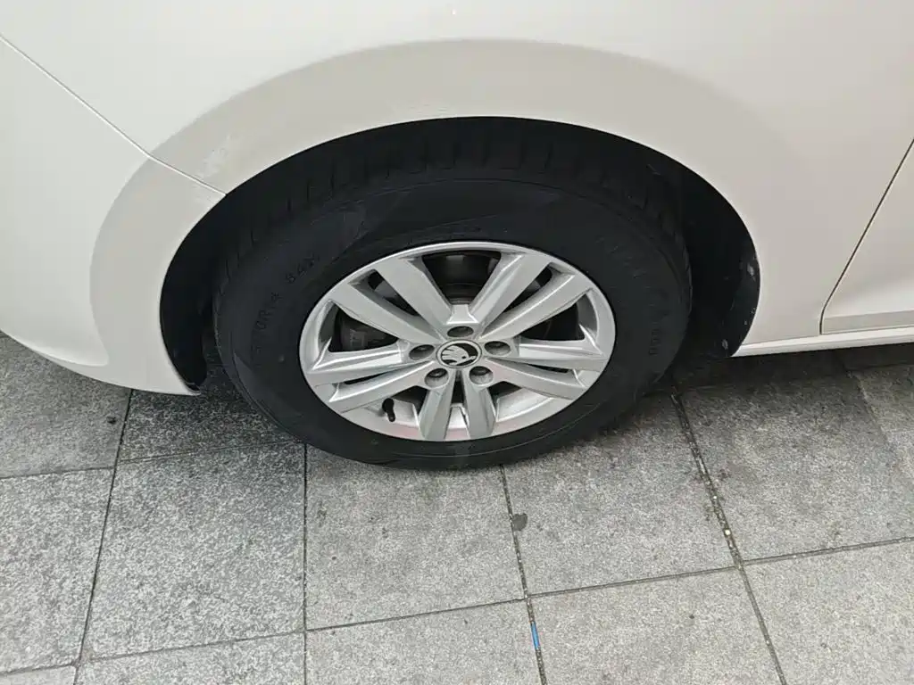 Skoda Rapid 2015 — фото 23