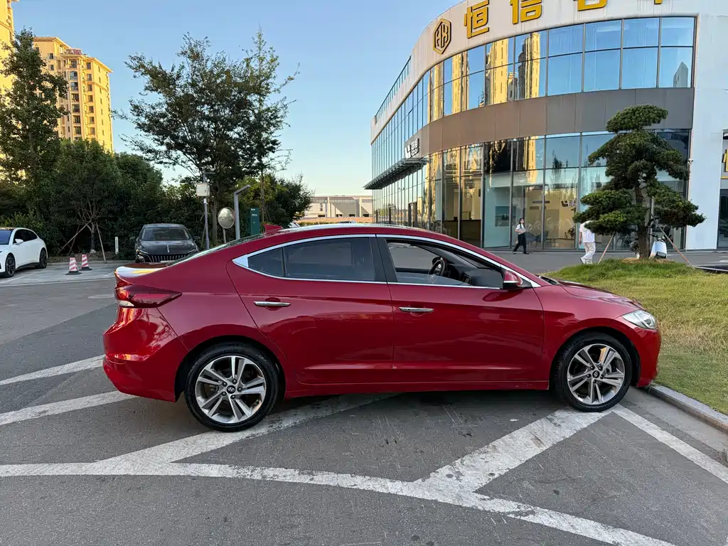 Hyundai Elantra 2018 — фото 11