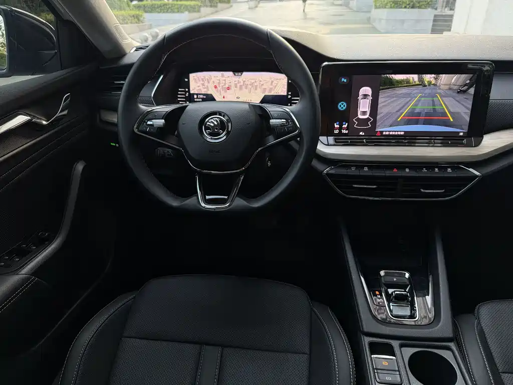 Skoda Octavia 2023 — фото 10
