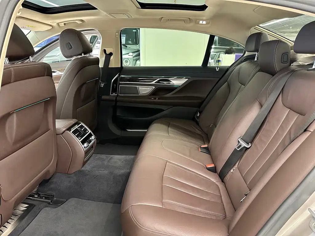 BMW 7 Series 2018 — фото 14