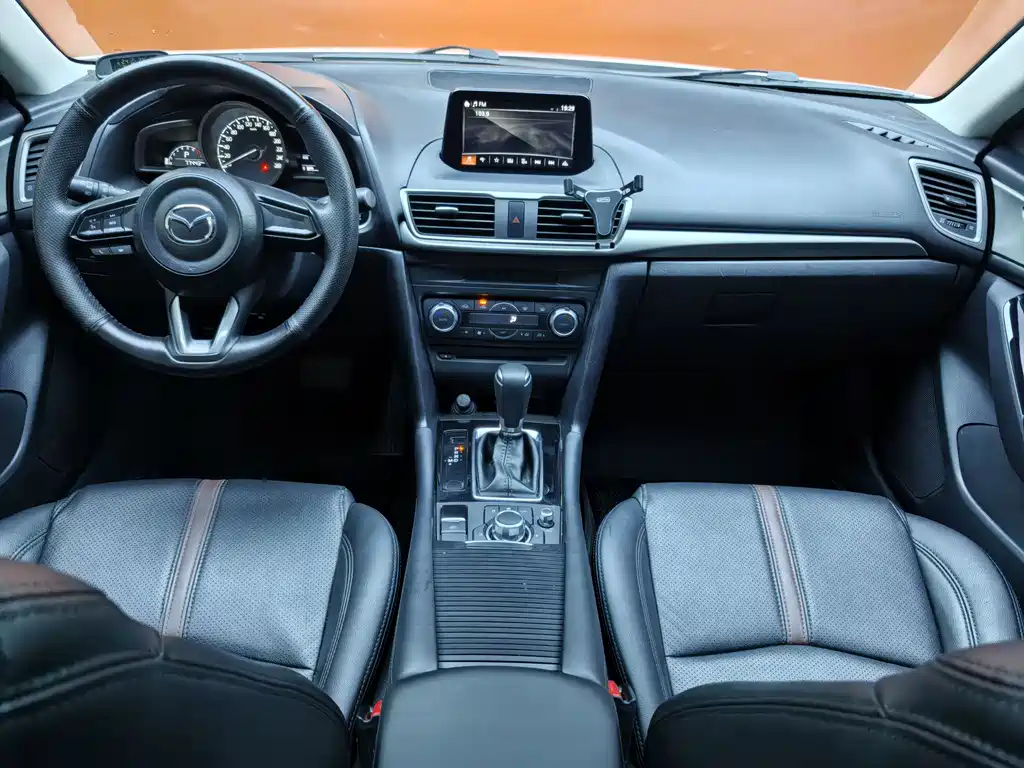 Mazda 3 Axela 2018 — фото 24