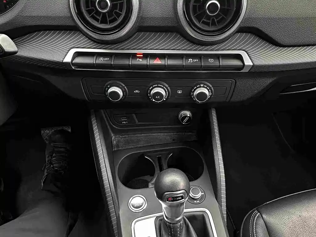Audi Q2L 2023 — фото 11