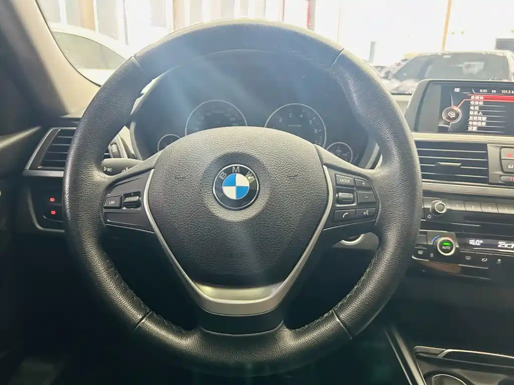 BMW 3 Series 2017 — фото 15