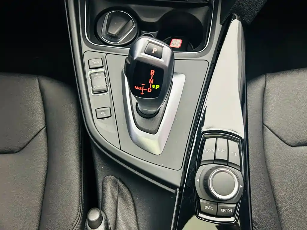 BMW 3 Series 2017 — фото 17