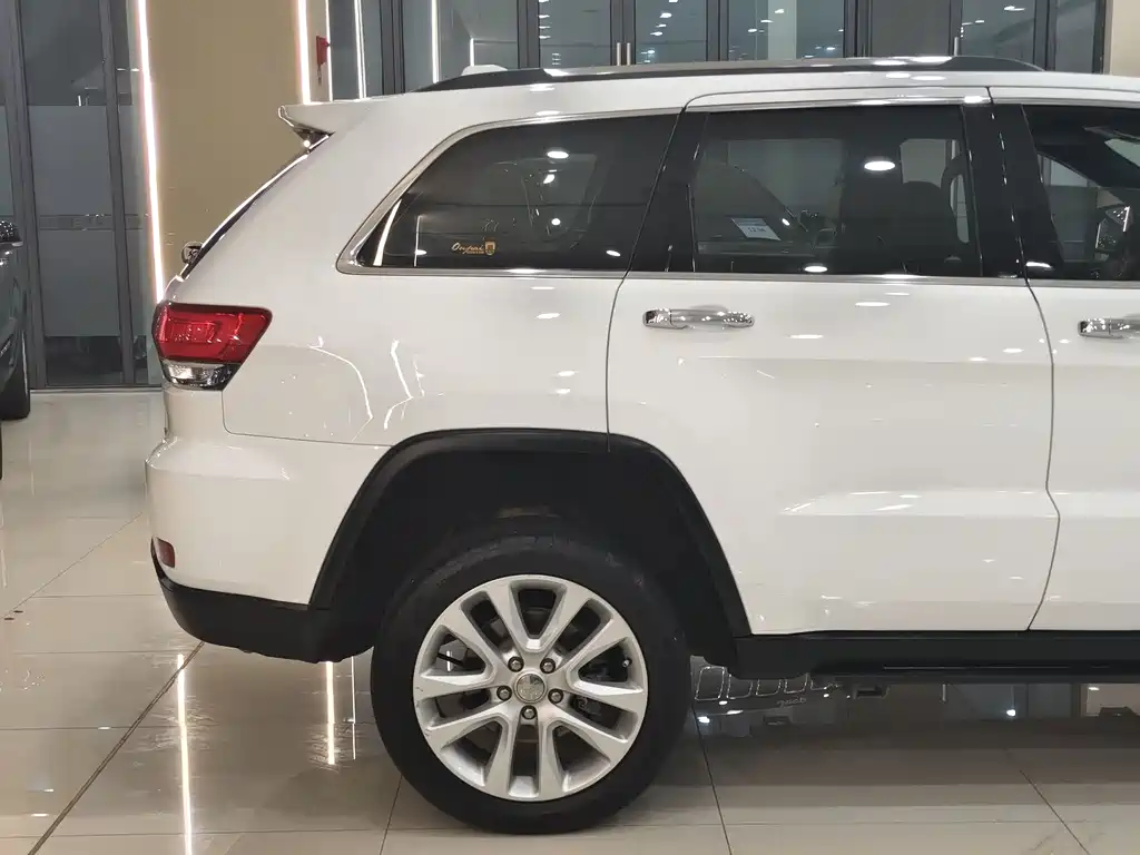 Jeep Grand Cherokee 2017 — фото 17
