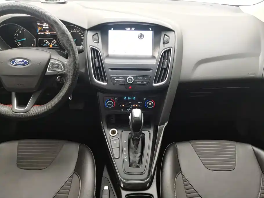 Ford Focus 2016 — фото 16