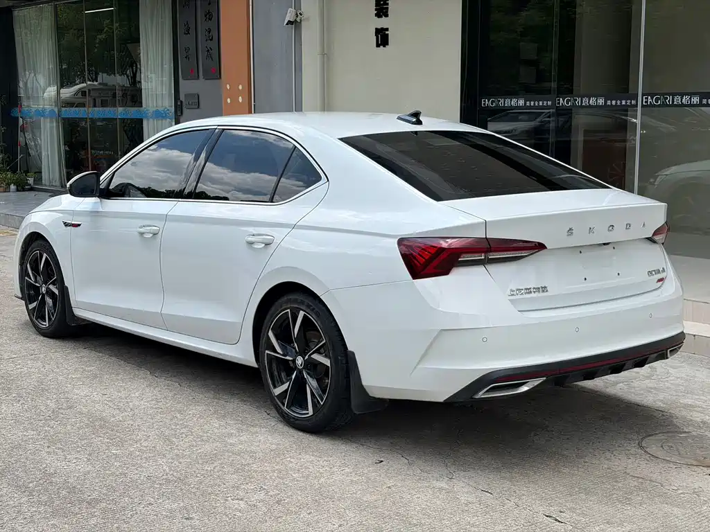 Skoda Octavia 2023 — фото 4