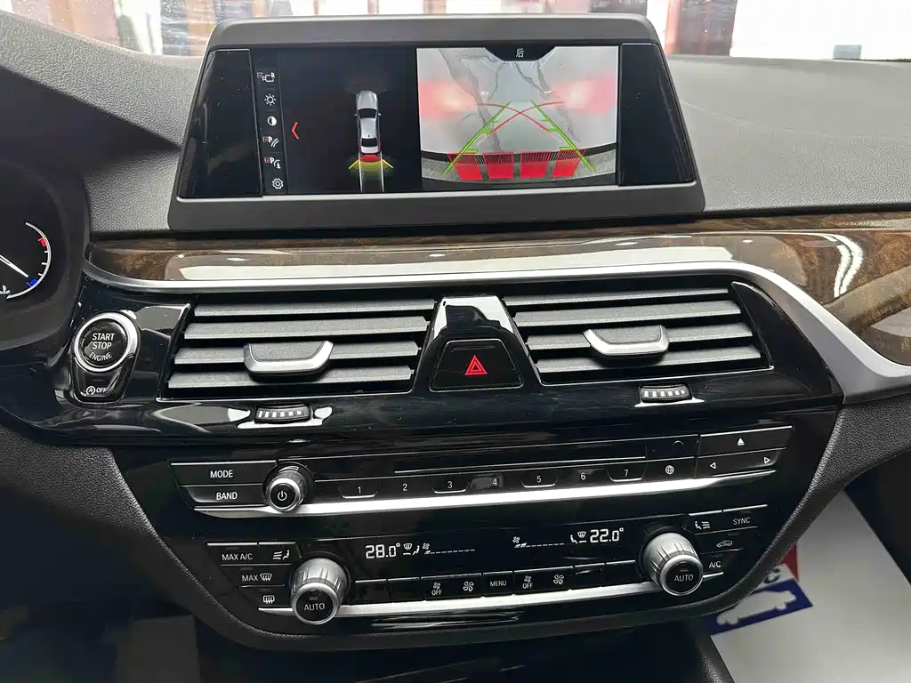 BMW 5 Series 2018 — фото 16