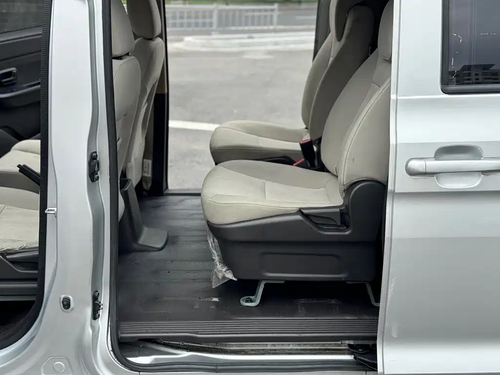 Wuling Hongguang V 2019 — фото 9