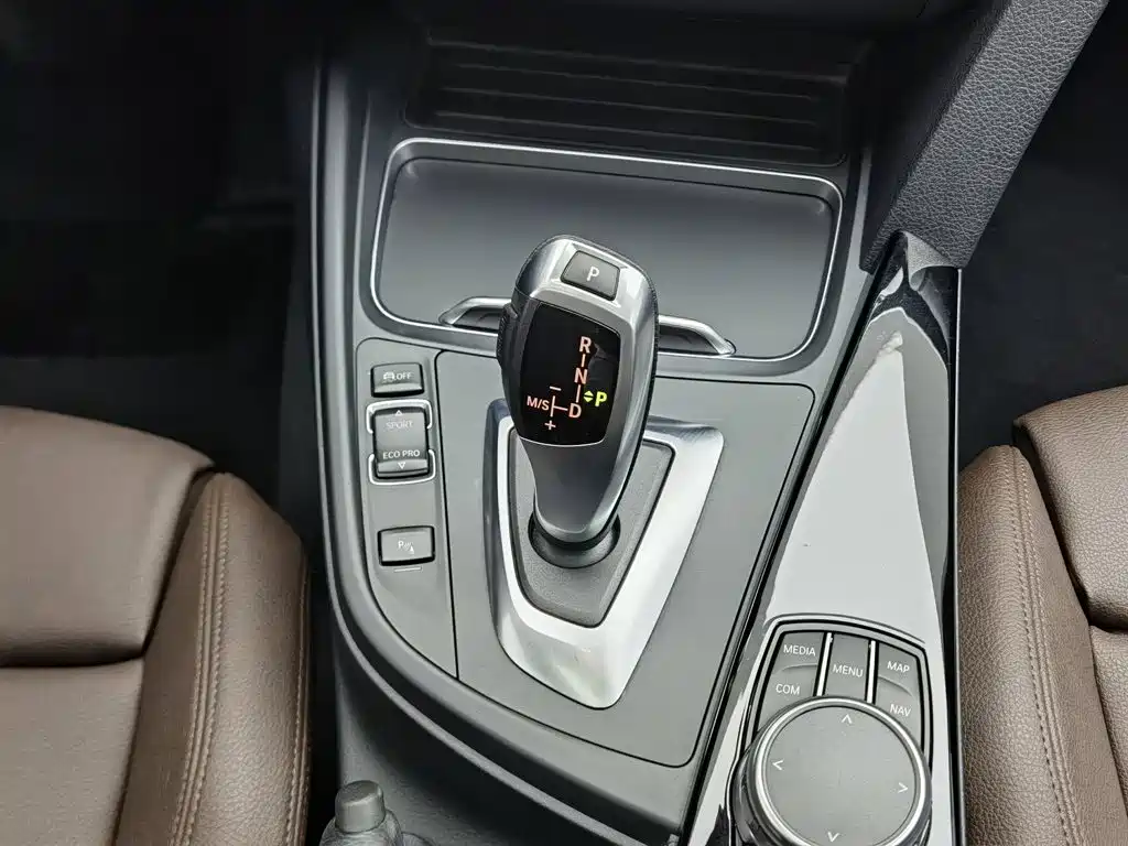 BMW 3 Series 2019 — фото 13