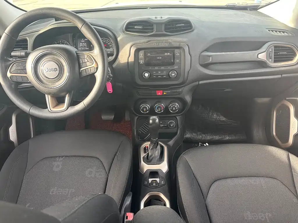Jeep Renegade 2017 — фото 9