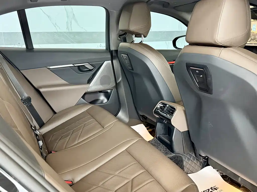 BMW 5 Series 2024 — фото 13