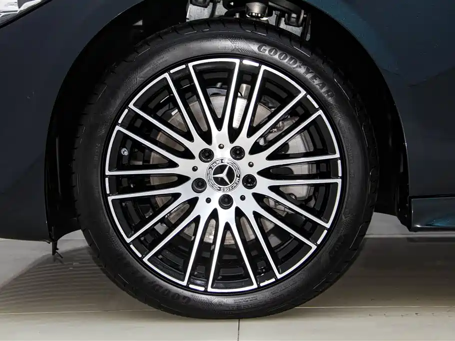 Mercedes-Benz C-Class 2025 — фото 11