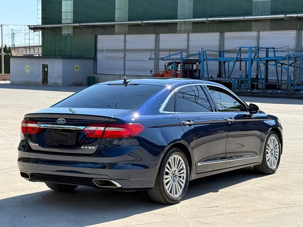 Ford Taurus 2017 — фото 7
