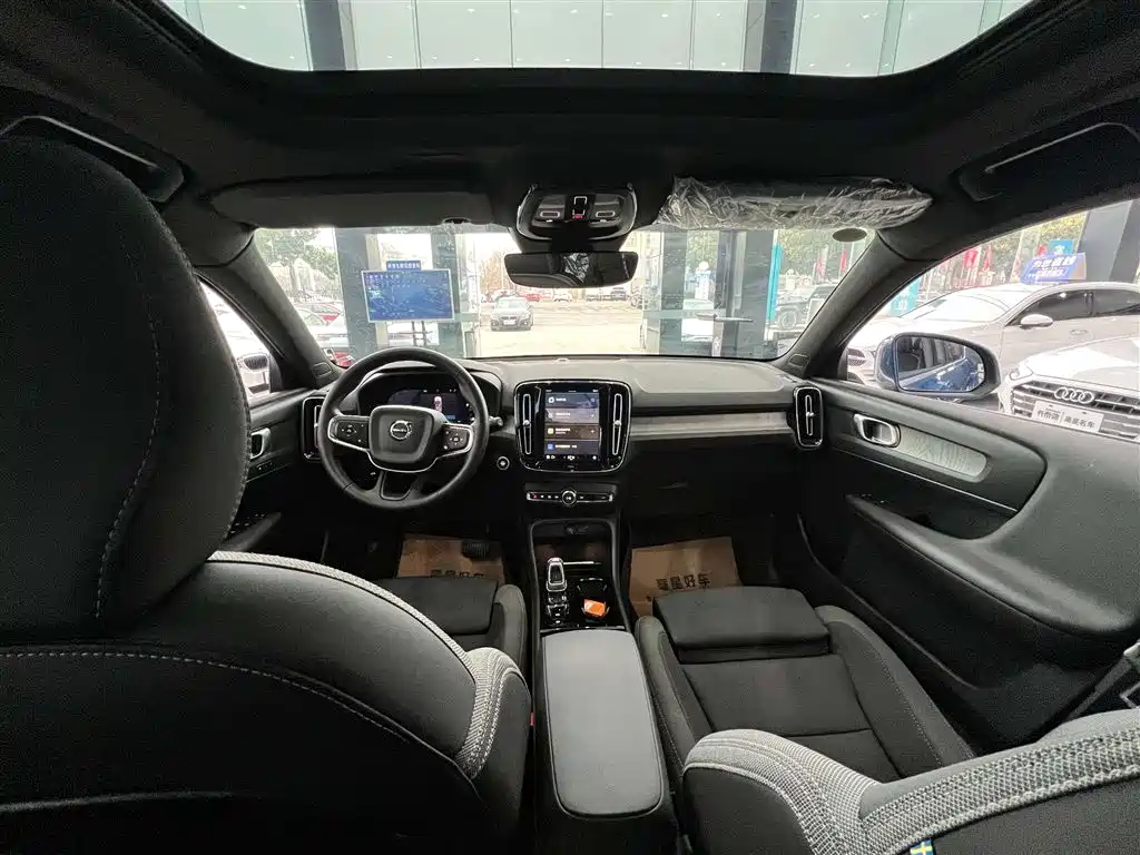 Volvo XC40 2025 — фото 13