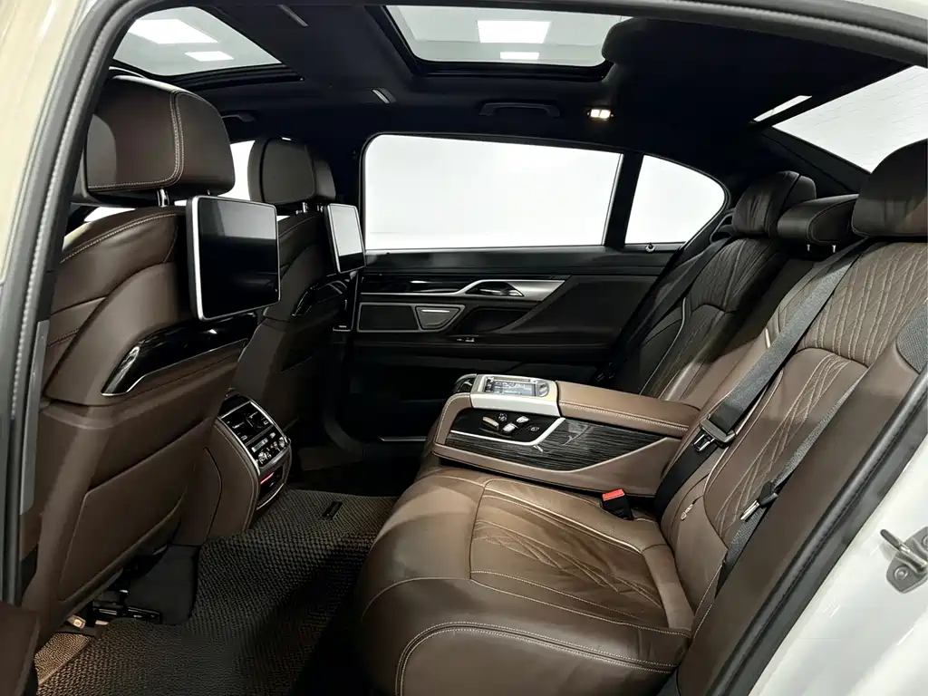 BMW 7 Series 2015 — фото 9