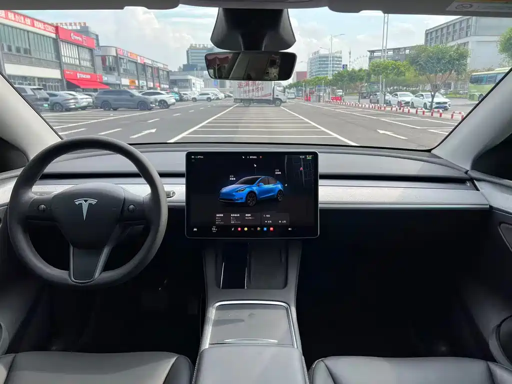 Tesla Model Y 2025 — фото 10