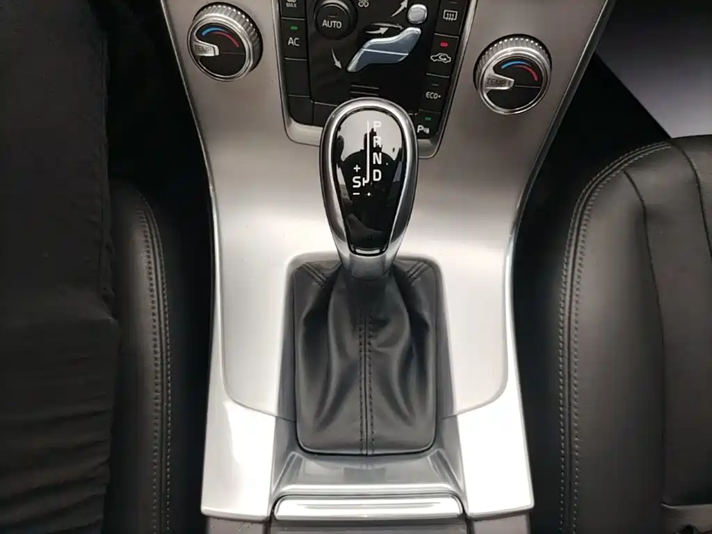 Volvo V60 2017 — фото 14