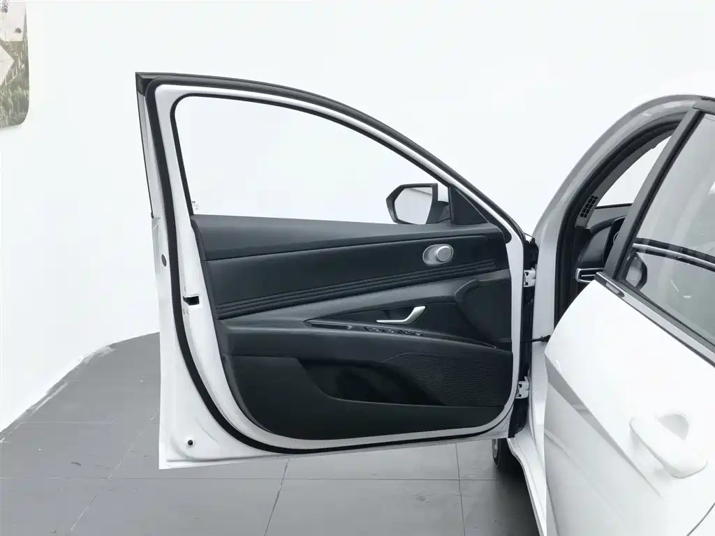 Hyundai Elantra 2025 — фото 8
