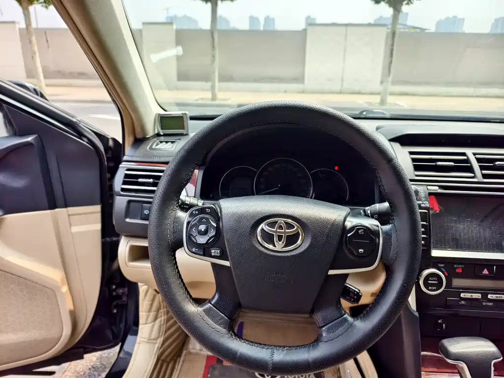 Toyota Camry 2014 — фото 10