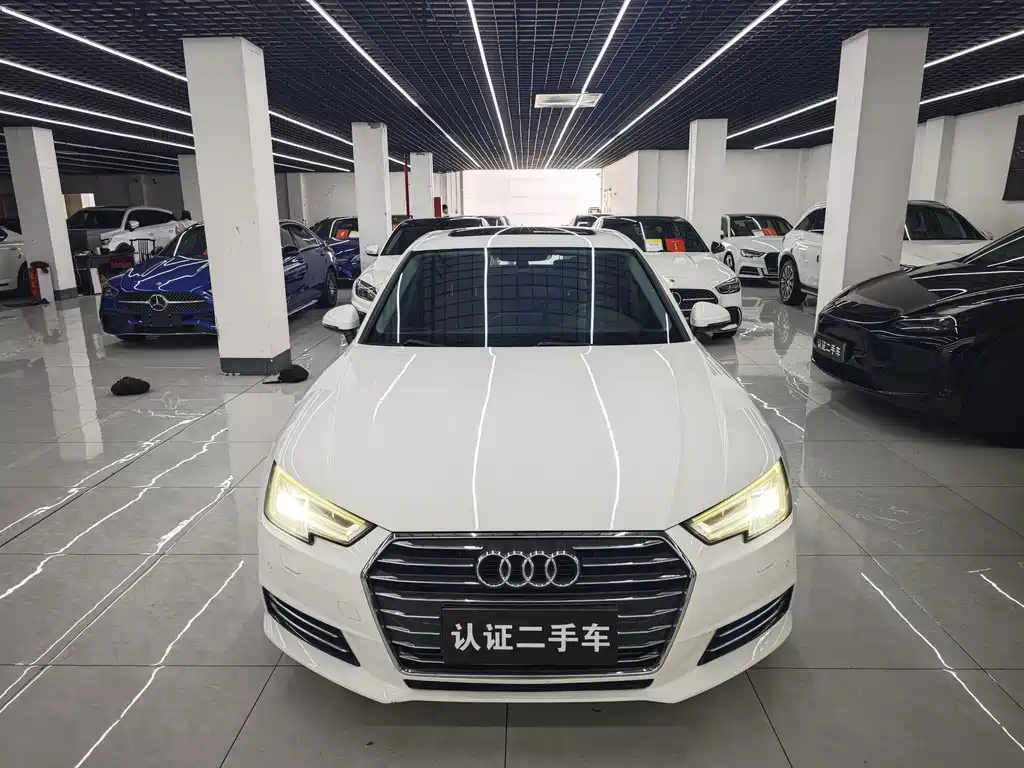 Audi A4L 2018 — фото 1