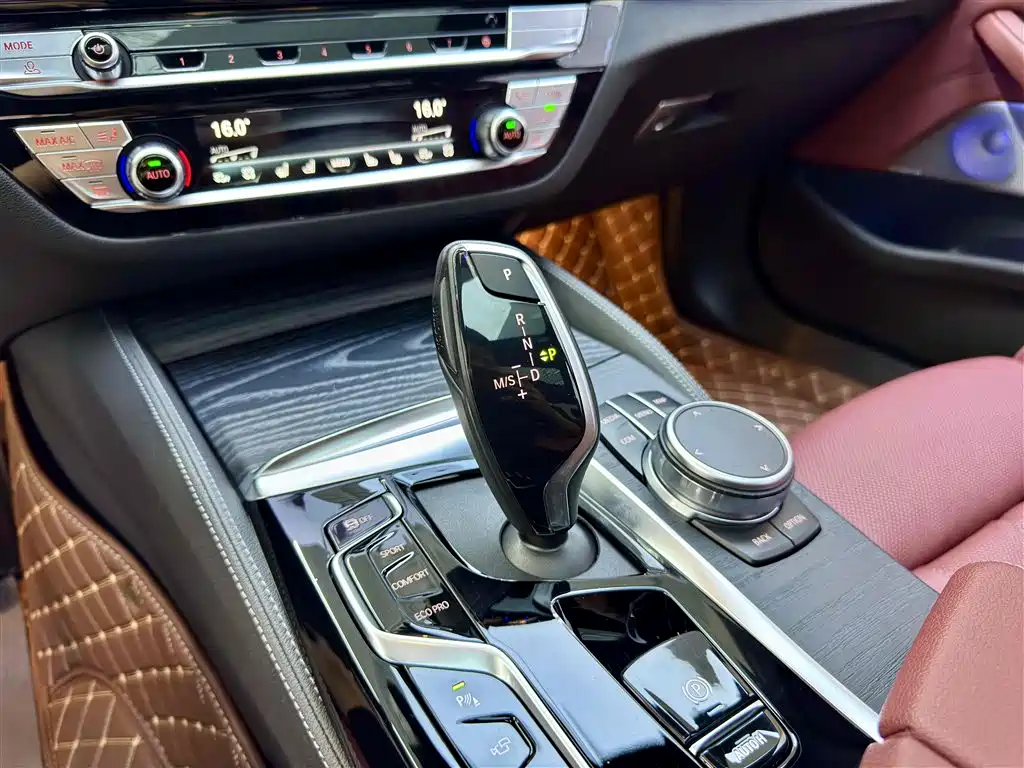 BMW 5 Series 2021 — фото 15