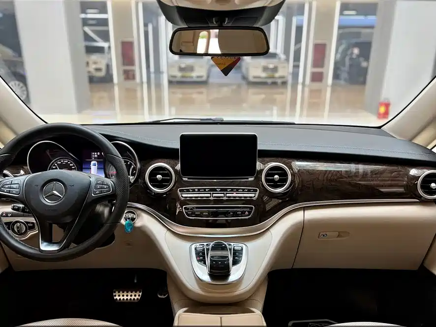 Mercedes-Benz V-Class 2020 — фото 15