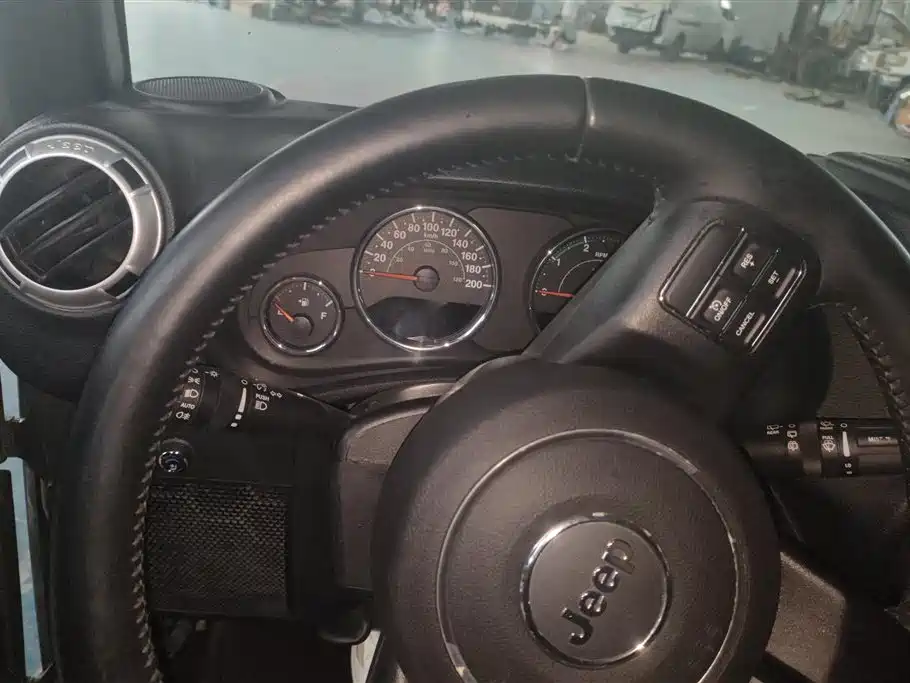 Jeep Wrangler 2016 — фото 14