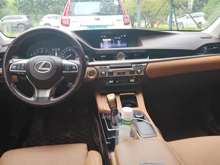 Lexus ES 2017 — фото 12