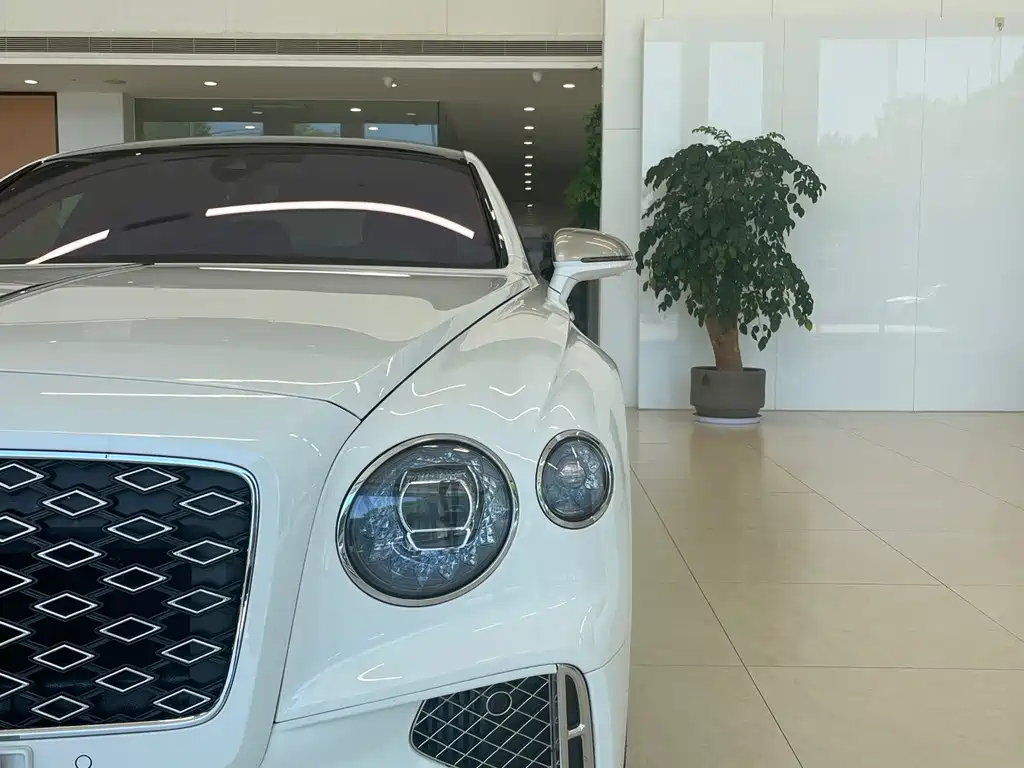 Bentley Flying Spur Plug-In Hybrid 2025 — фото 4